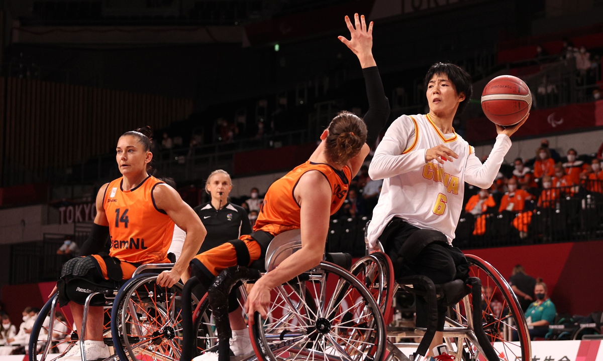 Zhang xuemei(right), member of Chinese women wheel basketball team Photo: VCG 