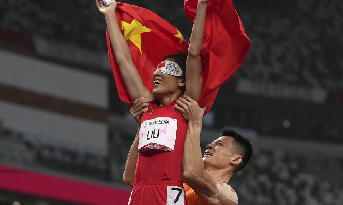 Chinese track and field athlete Liu Cuiqing and Xu Donglin at the Women's 200m-11T event at the Tokyo Paralympic Games. Photo: Sina Weibo 