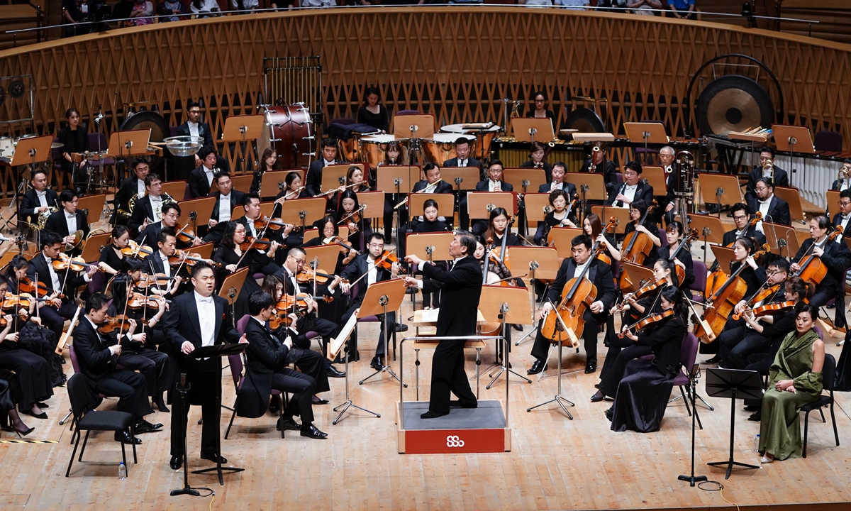 The performance by the Shanghai Symphony Orchestra 
Top: The cover of the album <em>The Song of The Earth</em> 
Photos: Courtesy of Xiao Qian