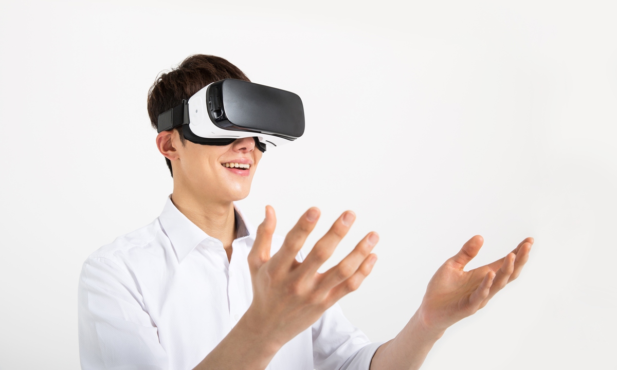 A man using virtual reality equipment Photo: VCG
