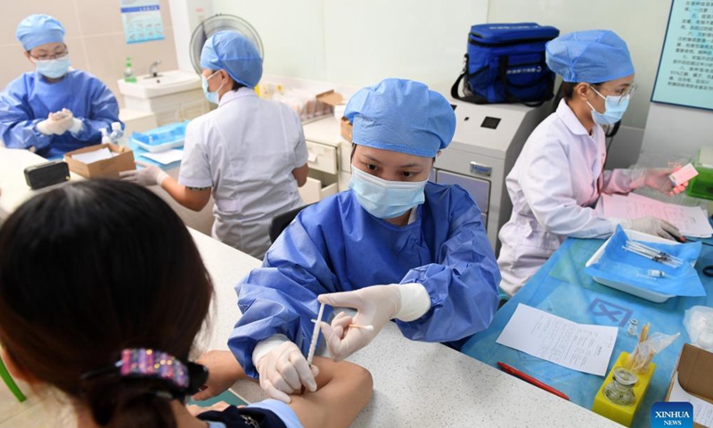 A medical worker administers a dose of COVID-19 vaccine to a citizen at a community health center in Qingxiu District of Nanning, south China's Guangxi Zhuang Autonomous Region, Aug. 27, 2021. (Photo:Xinhua)