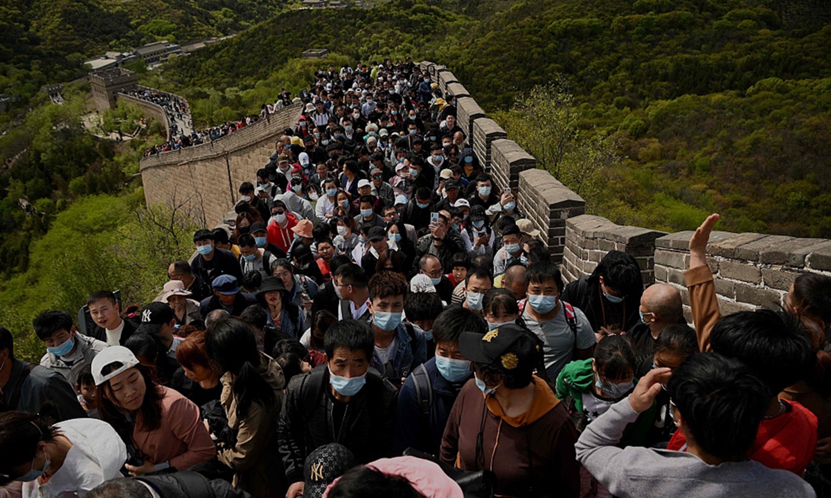 Crowds on the Great Wall in Beijing  Photo:VCG