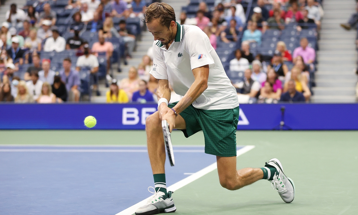Daniil Medvedev returns against Daniel Evans at the US Open on Sunday in New York City. Photo: VCG