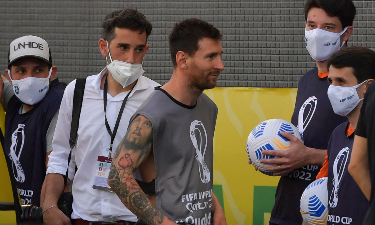 Lionel Messi (second from left) is seen after employees of the National Health Surveillance Agency entered the field on Sunday.  Photo: VCG