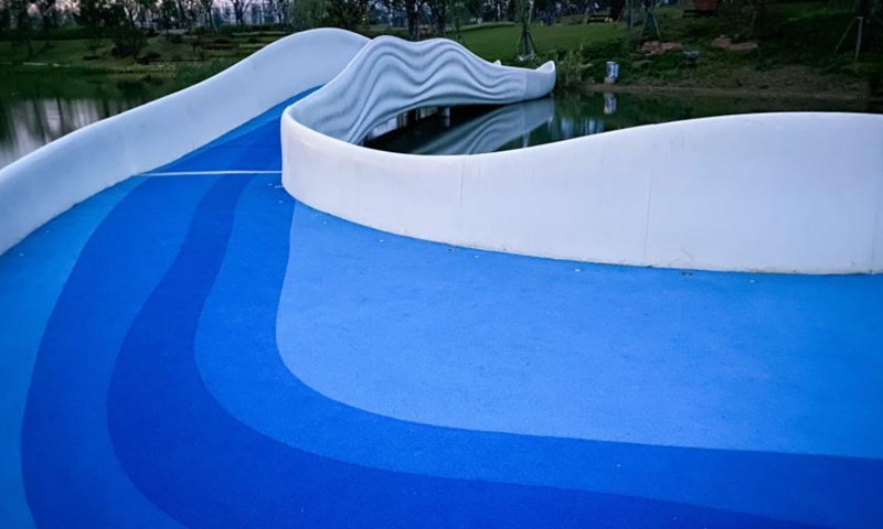 A 3D-printed polymer bridge has been unveiled in Yima River Park, Longquanyi District, Chengdu, Southwest China's Sichuan Province. Liuyun Bridge, looking like a moving cloud belt, is 66.8 meters long, with the 3D-printed part standing at 21.58 meters long. The form of this blue-and-white bridge is inspired by the shape of Yima River and waving silks.Photo: CNSphoto
