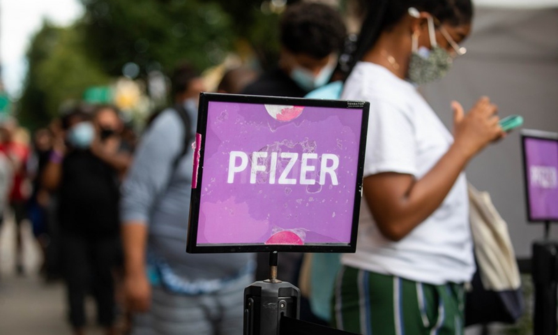 People wait in line to receive the Pfizer/BioNTech COVID-19 vaccine at a mobile vaccine clinic in the Brooklyn borough of New York, United States, Aug. 23, 2021.(Photo: Xinhua)