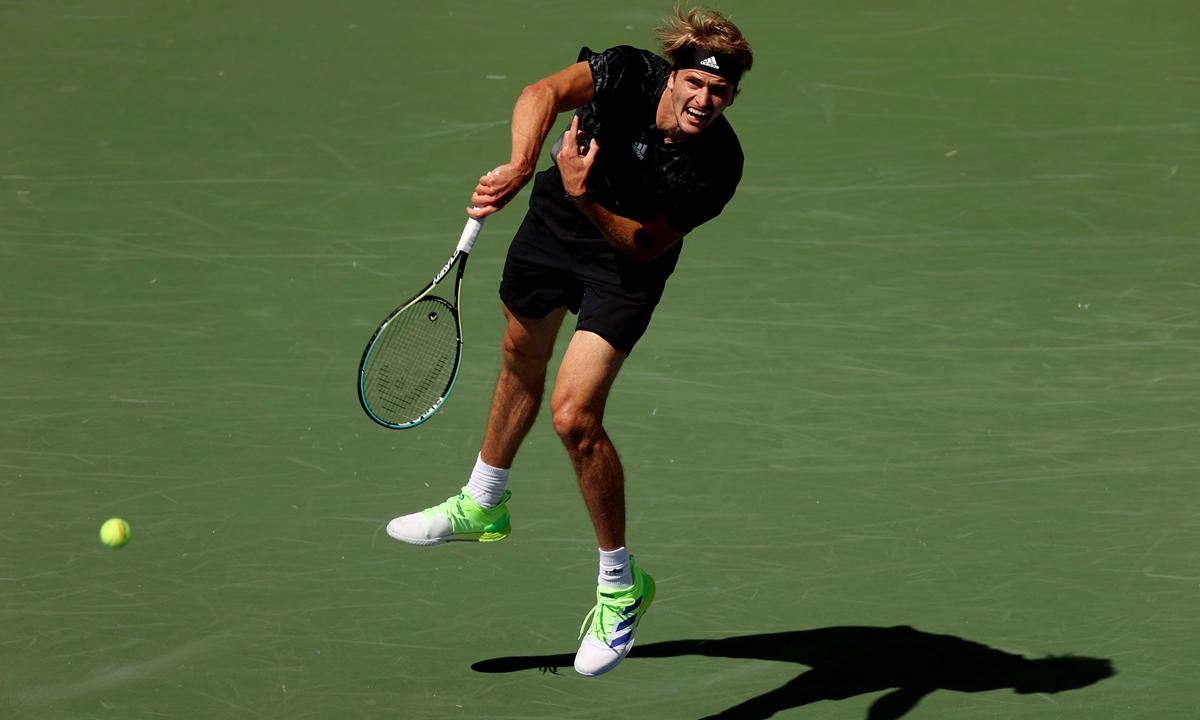 Alexander Zverev serves against Jannik Sinner on Monday in New York City.  Photo: VCG