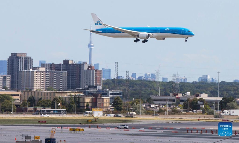 An airplane prepares to land at Toronto Pearson International Airport in Mississauga, Ontario, Canada, on Sept. 7, 2021. Canada began Tuesday to allow entry for fully vaccinated foreigners who have had a full course of a Health Canada-approved COVID-19 vaccine. (Photo by Zou Zheng/Xinhua)