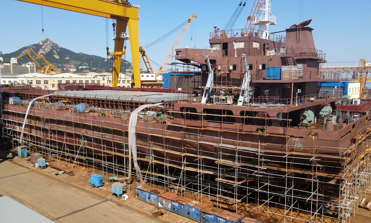Workers build a containership that will be exported in Rongcheng, East China's Shandong Province on Wednesday. The shipbuilding company has been actively exploring overseas markets, increasing production capacity, and improving its research and development capabilities for international high-end shipbuilding. Photo: cnsphoto