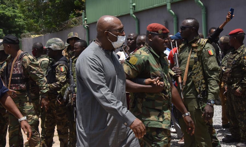 A government official escorted by members of Guinea's special forces walks into the Palace of the People in Conakry, Guinea, on Sept. 6, 2021.(Photo: Xinhua)