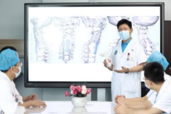 Prof. Liao Bo’s team conducted preoperative ward rounds and surgical discussions to evaluate the details such as the operation plan and risk control methods. 