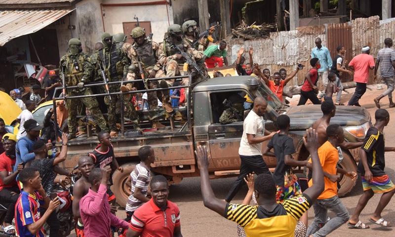 People are seen around members of Guinea's special forces in Conakry, Guinea, on Sept. 6, 2021.(Photo: Xinhua)