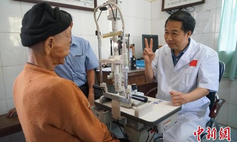 Doctor Zeng Siming Treats a Patient.