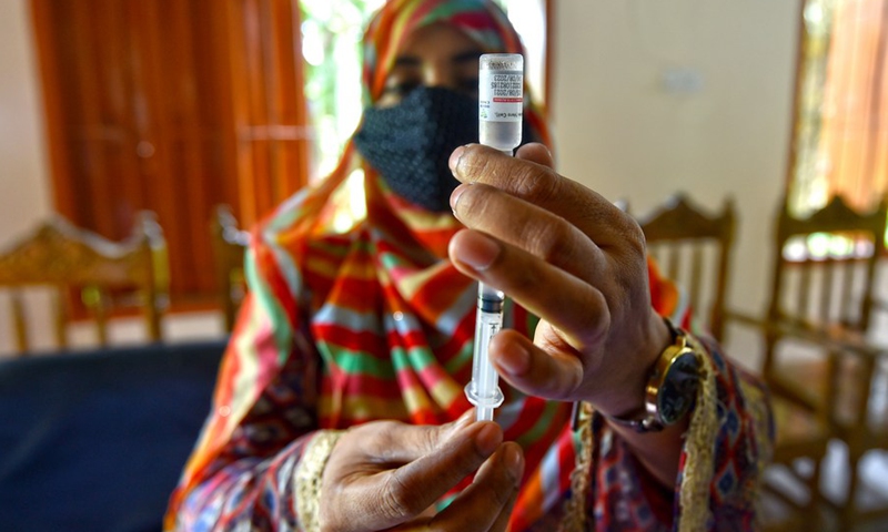 A medical worker prepares a dose of the Chinese COVID-19 vaccine in Chandpur, Bangladesh, Sept. 7, 2021.(Photo: Xinhua)