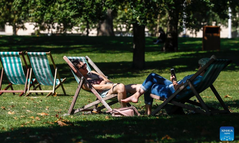 People enjoy the sunshine in St. James's Park in London, Britain, Sept. 8, 2021.Photo:Xinhua