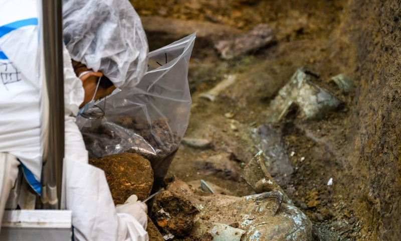 An archaeologist works at the No. 8 sacrificial pit of the Sanxingdui Ruins site in southwest China's Sichuan Province, Sept. 2, 2021. More than 500 pieces of relics have been discovered in recent months at the legendary Sanxingdui Ruins site, dazzling archaeologists with their historical value as well as the display of creativity and ingenuity. Photo: Xinhua 