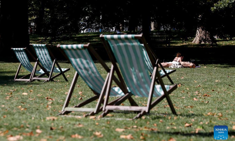 People enjoy the sunshine in St. James's Park in London, Britain, Sept. 8, 2021.Photo:Xinhua