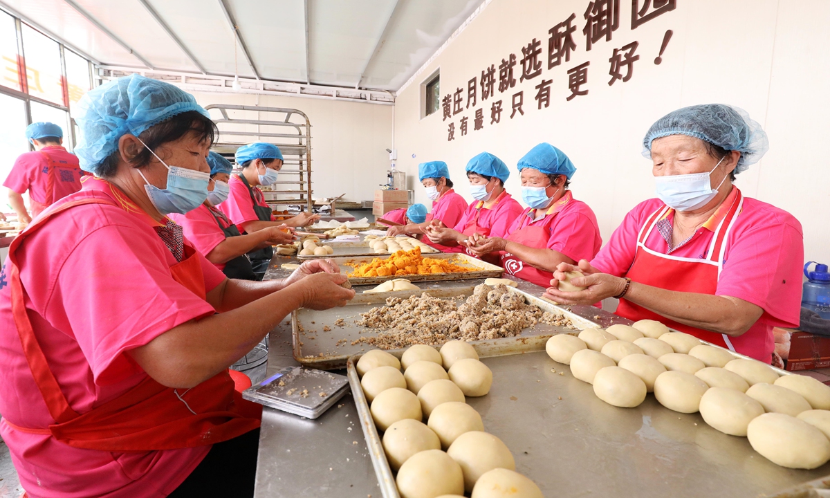 Workers at a plant in a village in Shijiazhuang, North China’s Hebei Province make handmade mooncakes for the upcoming Mid-Autumn Festival this year. The village has over 40 mooncake companies employing over 2,000 people. China’s mooncake market is expected to hit 21.8 billion yuan ($3.38 billion) in 2021, according to a report by iiMedia in August. Photo: VCG