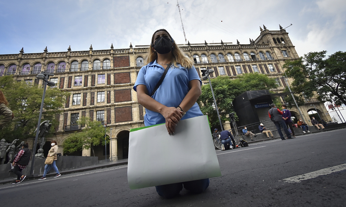 A pro-life lady prays on her knees outside of the Supreme Court of Justice of the Nation on September 7, 2021.Photo:CFP