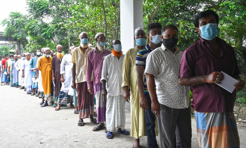 People queue up to receive Chinese COVID-19 vaccines outside a vaccination center in Chandpur, Bangladesh, Sept. 7, 2021. (Photo: Xinhua)