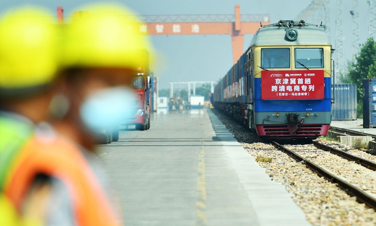 The first Beijing-Tianjin-Hebei express cross-border e-commerce train departs from Shijiazhuang on Thursday, headed for Poland's Marasevic. The train is carrying 50 containers of household goods, pet supplies and auto parts, with a total value of nearly $3 million, and is expected to arrive in about 14 days. It is the first cross-border e-commerce special train launched by Alibaba. Photo:cnsphoto