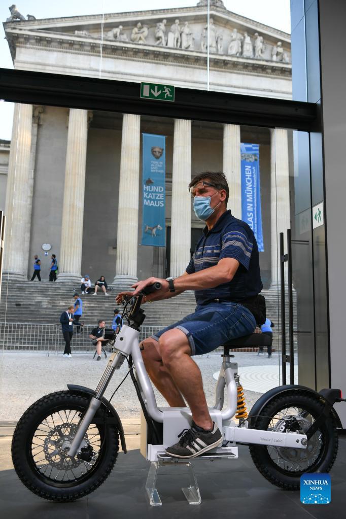 A man experiences an E-bike at the Polestar outdoor booth during the International Motor Show Germany (IAA Mobility) in Munich, Germany, Sept. 8, 2021. The IAA Mobility, with the slogan What will move us next, is held here from Sept. 7 to 12. Photo: Xinhua 