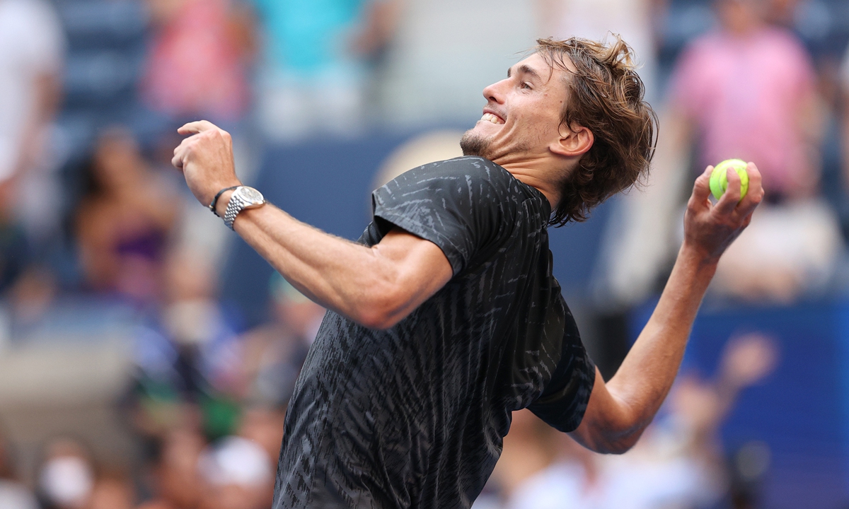 Alexander Zverev throws a tennis ball into the crowd following his victory on Wednesday in New York City.  Photo: VCG