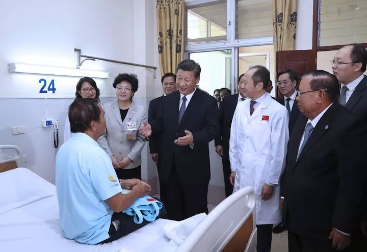 Xi Jinping Visits a Lao Patient Who Had His Cataract Surgery.