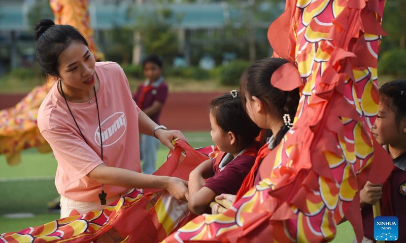 Wang Ling (L) instructs her students at the dragon and lion dance club at Heping Primary School in Hefei City, east China's Anhui Province, Sept. 8, 2021.Photo:Xinhua
