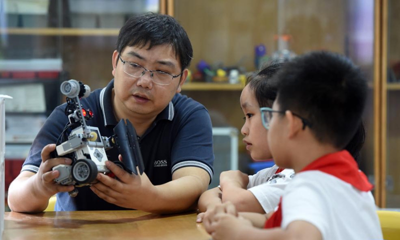 Yang Sen instructs his students at the robot club at Heping Primary School in Hefei City, east China's Anhui Province, Sept. 8, 2021. Photo:Xinhua