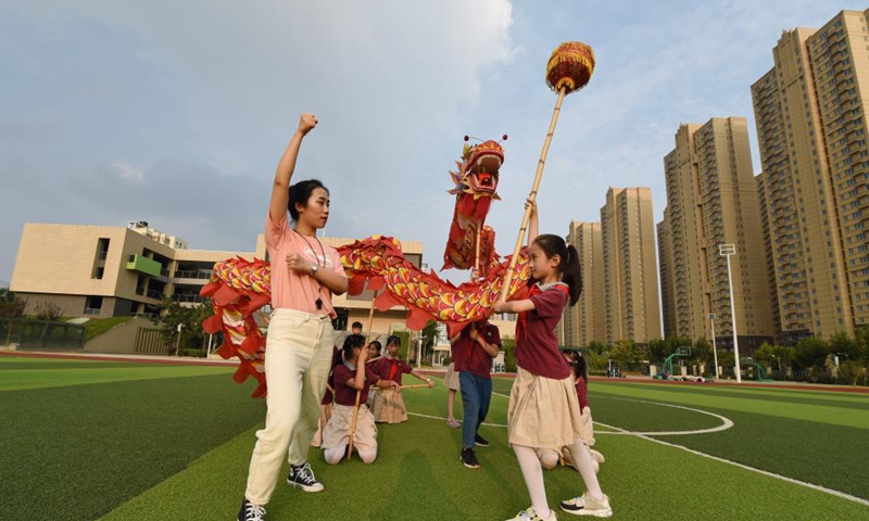 Wang Ling (L) instructs her students at the dragon and lion dance club at Heping Primary School in Hefei City, east China's Anhui Province, Sept. 8, 2021.Photo:Xinhua