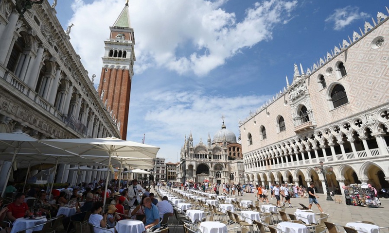 Tourists sit in the outdoor dining area of a restaurant in Venice, Italy, Aug. 3, 2021.(Photo: Xinhua)