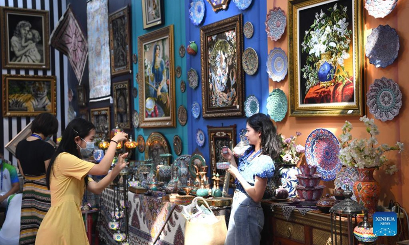 Visitors take photos at the booth of Iran at the 18th China-ASEAN Expo in Nanning, capital of south China's Guangxi Zhuang Autonomous Region, Sept. 11, 2021. The 18th China-ASEAN Expo and China-ASEAN Business and Investment Summit kicked off Friday in Nanning, highlighting the building of a closer China-ASEAN community with a shared future.(Photo: Xinhua)