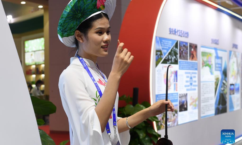 An artist performs with traditional musical instruments at the 18th China-ASEAN Expo in Nanning, capital of south China's Guangxi Zhuang Autonomous Region, Sept. 11, 2021. The 18th China-ASEAN Expo and China-ASEAN Business and Investment Summit kicked off Friday in Nanning, highlighting the building of a closer China-ASEAN community with a shared future.(Photo: Xinhua)