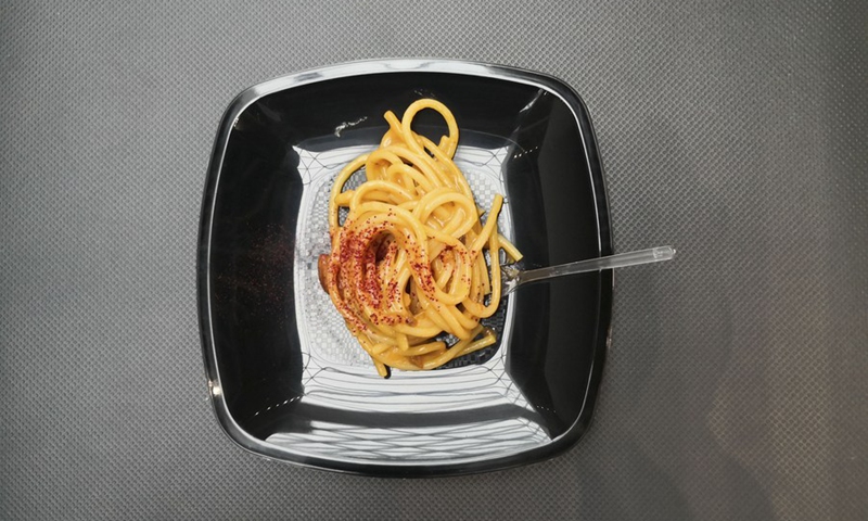 A plate of Aquarosa pasta, inspired by Leonardo Da Vinci's invention of Aquarosa, a flavored water made by steeping rose petals in the water, is on display at the Fiumicino Leonardo Da Vinci airport in Rome, Italy, on May 30, 2019.(Photo: Xinhua)
