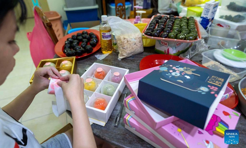 2021 年 9 月 11 日，Tew Pei Yi 在马来西亚吉隆坡的家中打包冰皮月饼。 Tew Pei Yi 是马来西亚一家旅游公司的员工，直到去年她因旅游业受到 COVID 的严重打击而失业-19 大流行。 带着对糕点制作的兴趣，她开始探索制作月饼。  （图：新华社）