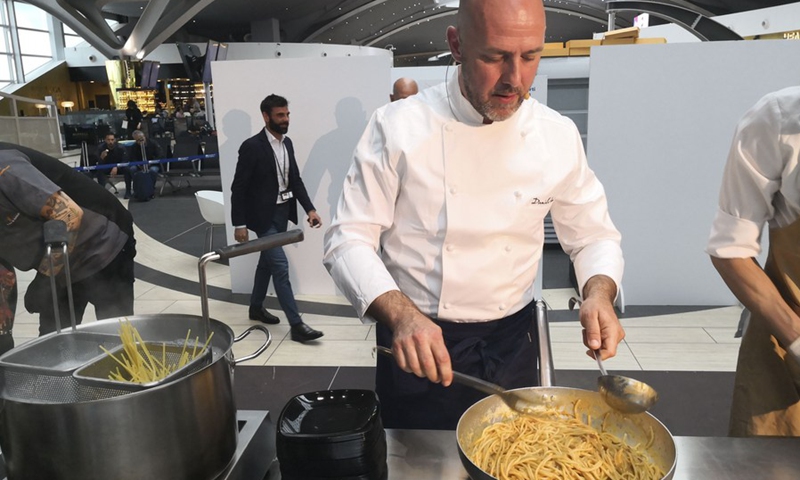 Michelin-star chef Daniele Usai cooks Aquarosa pasta at the Fiumicino Leonardo Da Vinci airport in Rome, Italy, on May 30, 2019.(Photo: Xinhua)