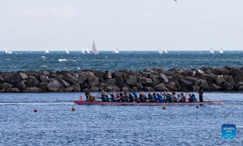 Contestants paddle in the Lake Ontario during the 2021 Toronto International Dragon Boat Race Festival in Toronto, Canada, on Sept. 11, 2021. Peddlers from Canada, the United States, the Caribbean Islands, Europe and Asia participated in the event which kicked off on Saturday.Photo: Xinhua