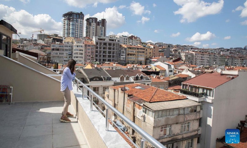 A potential buyer checks an apartment for sale in Istanbul, Turkey on Sept. 11, 2021. Finding a house to rent in Istanbul, Turkey's largest city, is becoming increasingly difficult due to high construction costs and a remarkable lack of alternatives, according to real estate experts.(Photo: Xinhua)