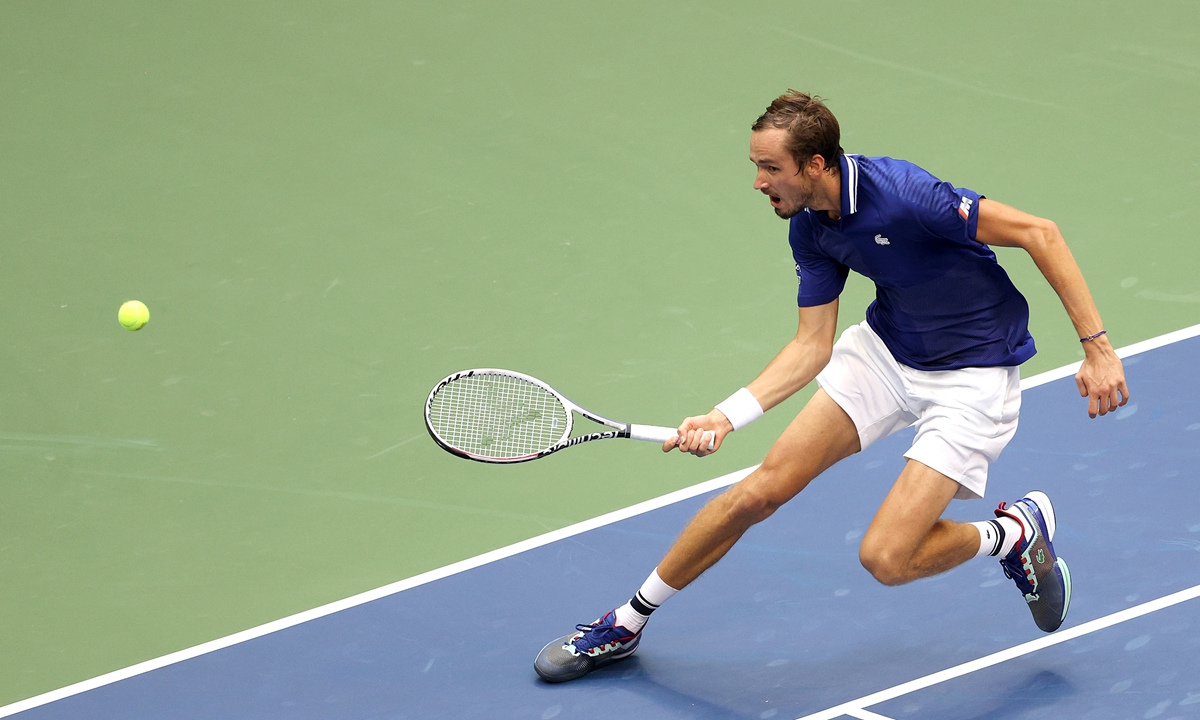 Daniil Medvedev returns the ball against Novak Djokovic on Sunday in New York City. Photo: VCG