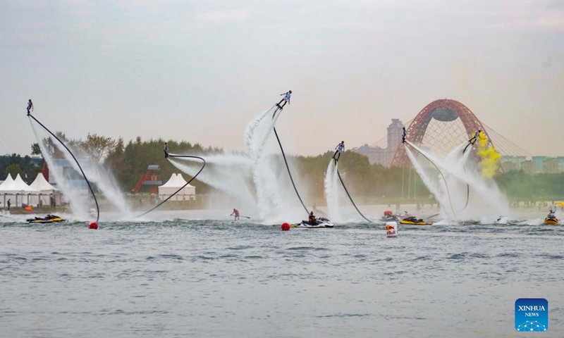 Athletes perform before the Open Water SUP Fest 2021 in Moscow, Russia, on Sep. 12, 2021.Photo: Xinhua 