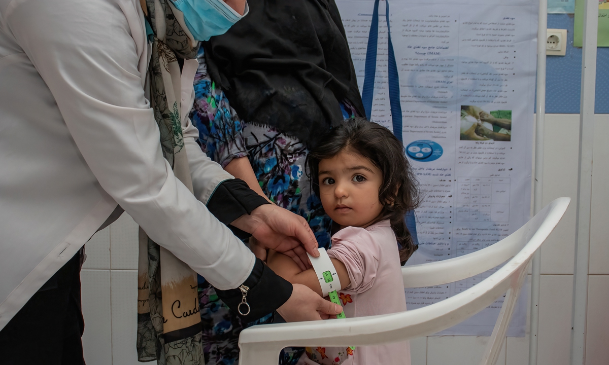 At Herat city's largest health center, UNICEF provides services on health and vaccination (incl. COVID-19) that continue in chaos after war. Photo: Courtesy of UNICEF