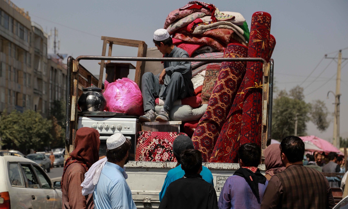 An Afghan man brings his household items to sell at the local market in Kabul, Afghanistan on September 10. Photo:IC