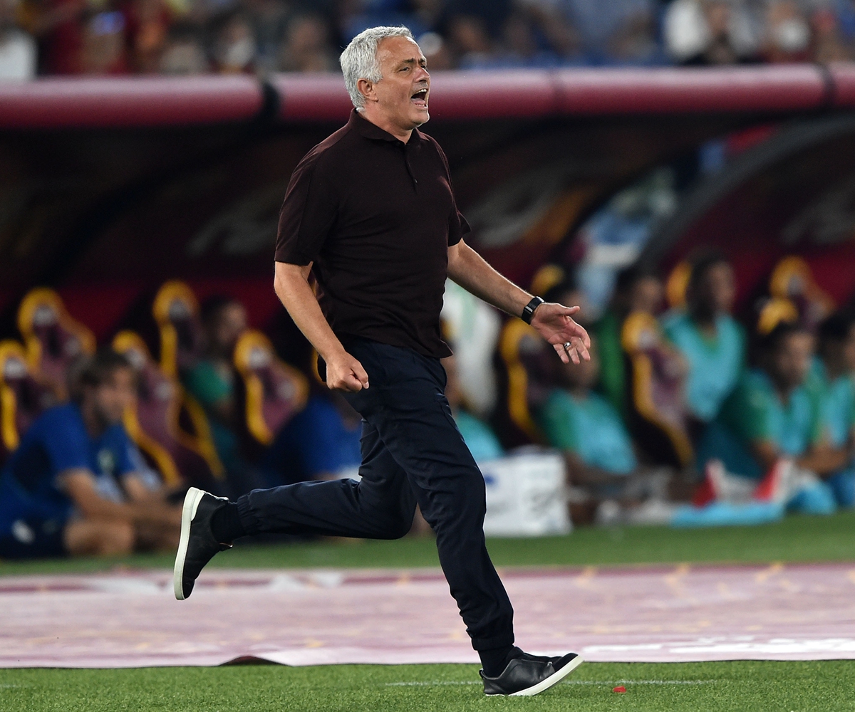 Jose Mourinho reacts during the match between Roma and Sassuolo. Photo: VCG