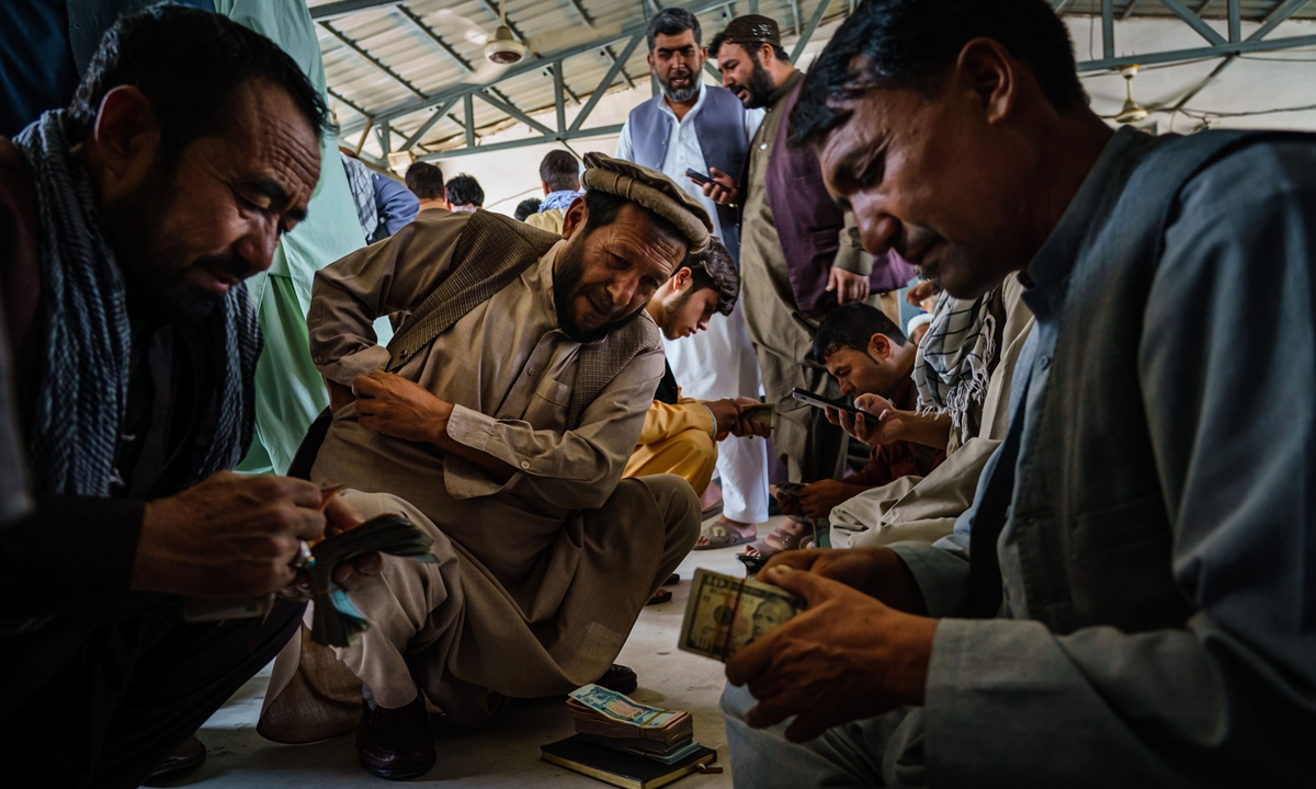Currency traders count money in the Sarai Shahzadah, Kabul's currency exchange market, which is reopening for the first time since the Taliban took over, on Septembe 4. Photo:VCG