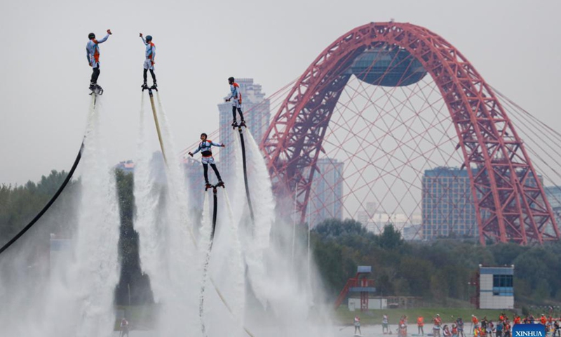 Athletes perform before the Open Water SUP Fest 2021 in Moscow, Russia, on Sep. 12, 2021.Photo: Xinhua 