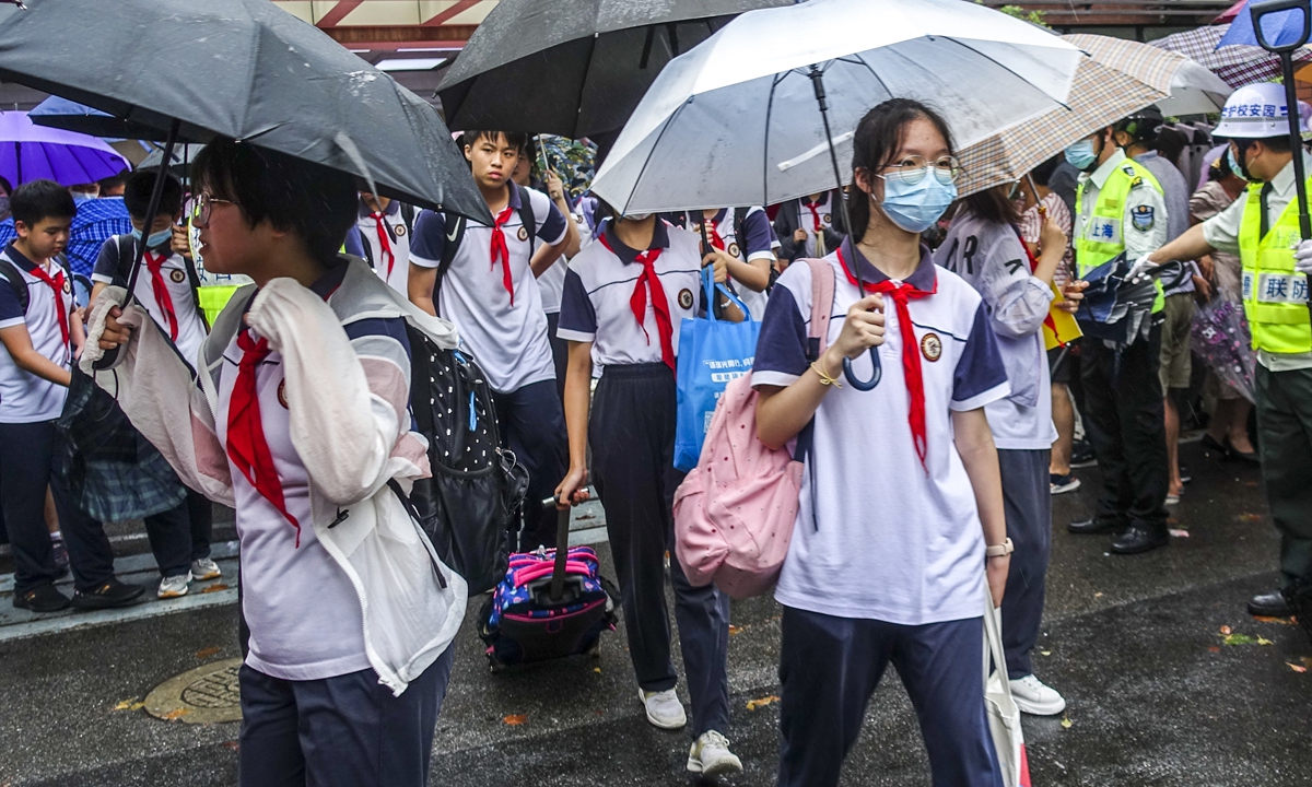 Students in Shanghai leave schools on September 13 as classes are suspended due to Typhoon Chanthu. Photo: VCG