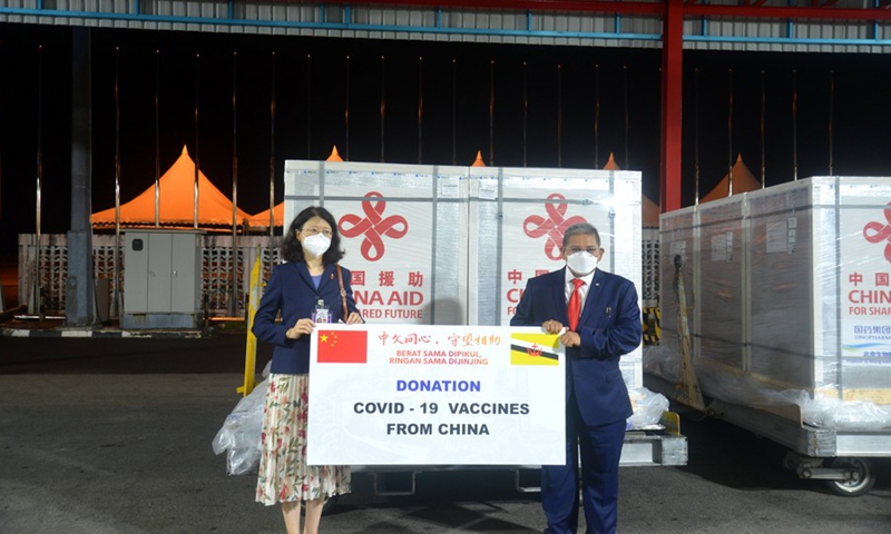 Yu Hong (L), Chinese ambassador to Brunei, and Haji Erywan, Brunei's second minister of foreign affairs, attend the handover ceremony of Sinopharm COVID-19 vaccines at Brunei International Airport, Brunei, Sept. 12, 2021.(Photo: Xinhua)