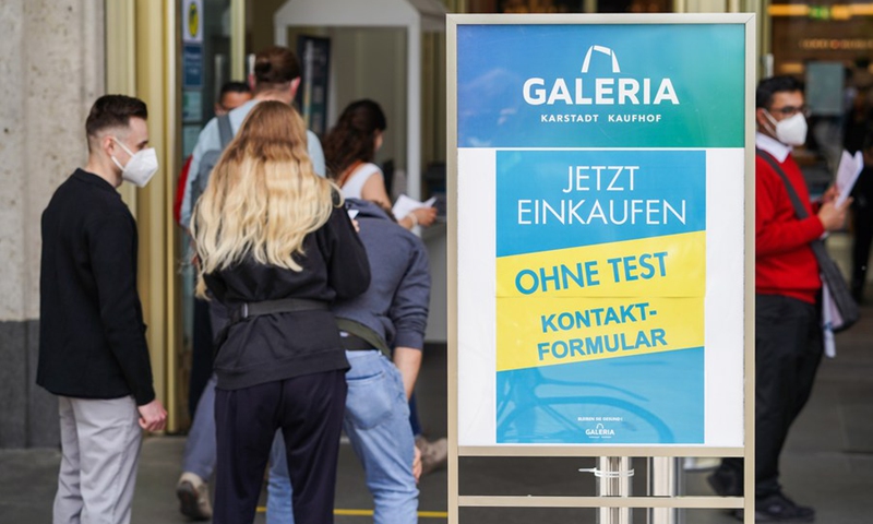 A board displaying that COVID-19 test is no longer necessary for shopping is seen at an entrance of a shopping mall in Berlin, capital of Germany, June 4, 2021.(Photo: Xinhua)
