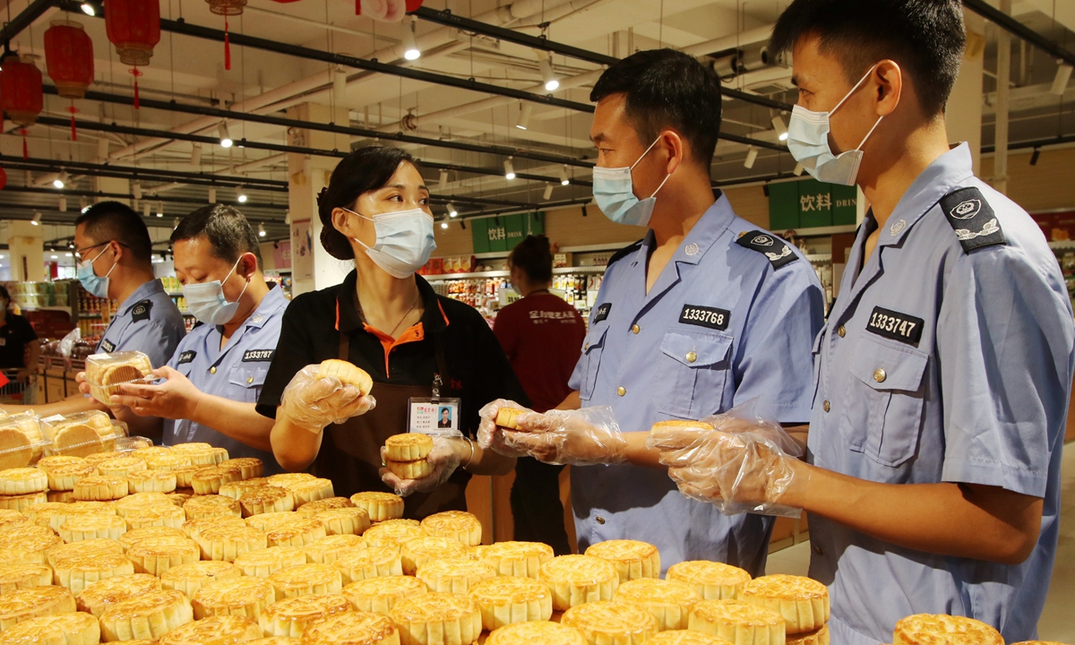 Officials from the local market regulator inspect mooncakes at a supermarket in Handan, North China's Hebei Province on Wednesday. As the Mid-autumn festival approaches, local market regulators have organized special action to investigate the quality of mooncake sold by retailers, including production and expiration dates. Photo: cnsphotos